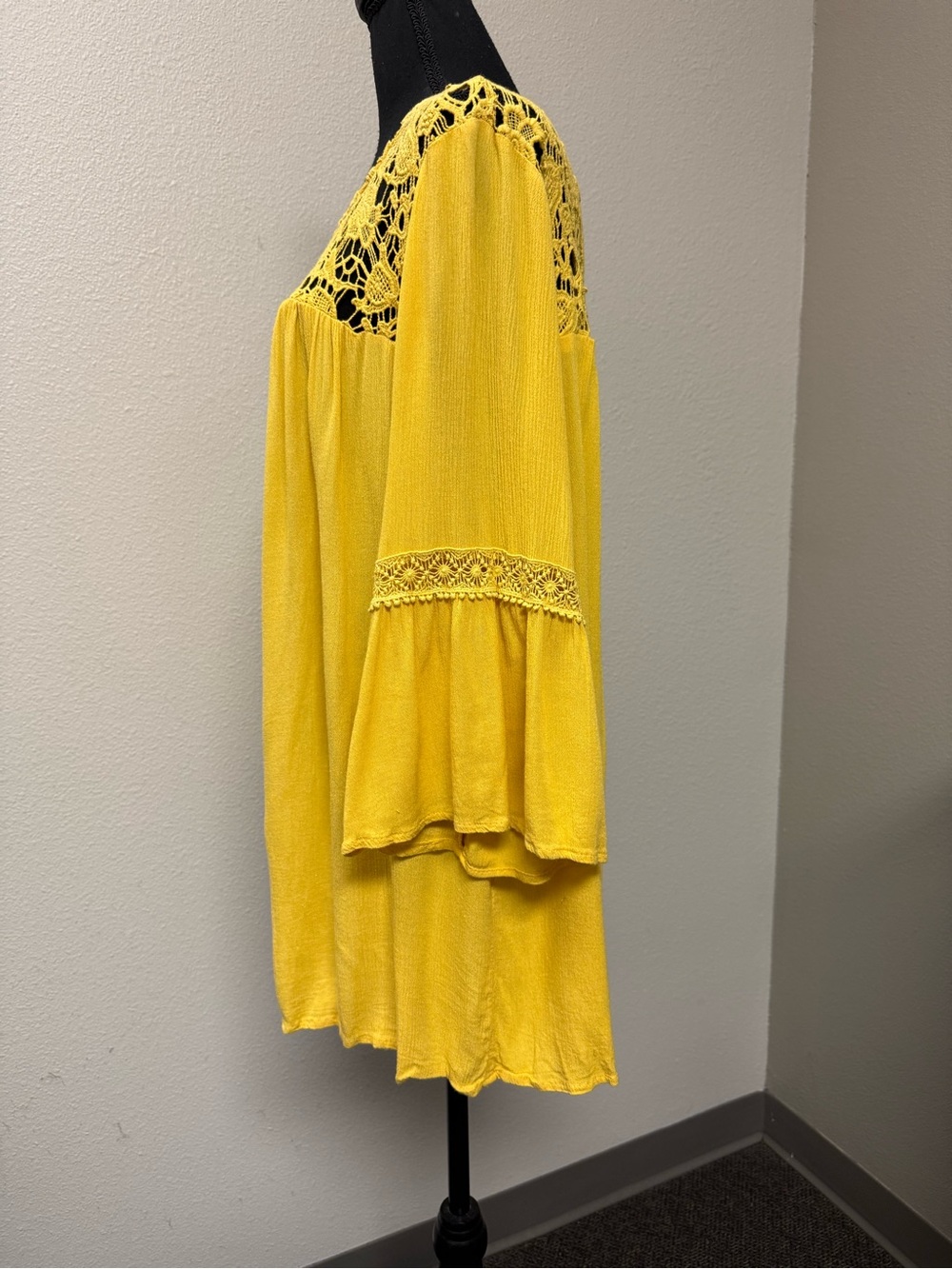 Torrid Yellow Lace Yoke Boho Tunic Dress Bell Sleeve Plus Size 2 2X Floral - Picture 7 of 11